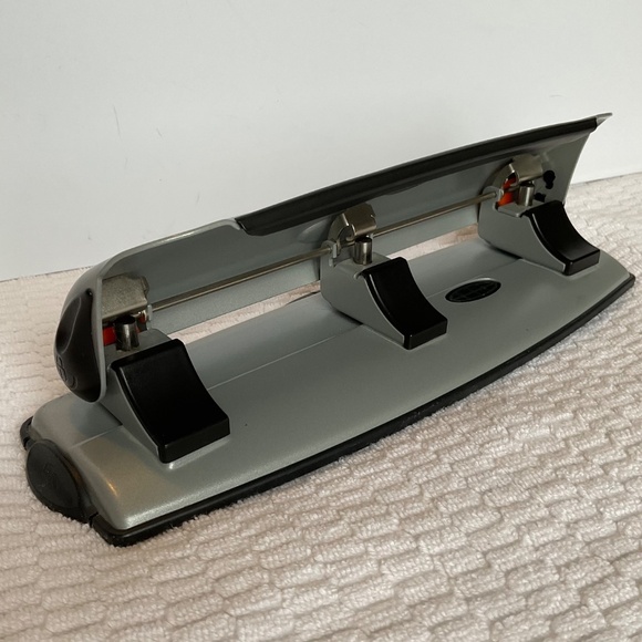 Swingline Safety 3-Hole Punch - Silver/Black - Picture 3 of 16